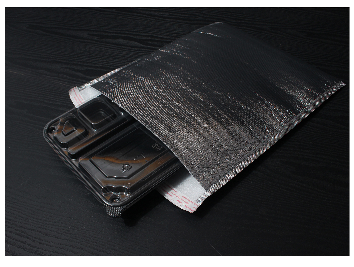 배달이나 등산 캠핑등의 야외 활동시 보온이 필요한음시이나 보냉이 필요한 음식을 포장하는데 적합한 제품 입니다.