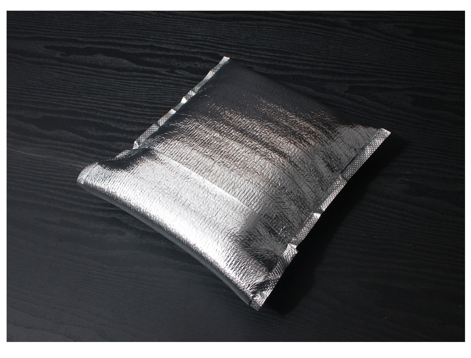 윗면 아랫면 덮게의 3중구조로 되어 있어 외부로부터 일정한 온도를 유지하는데 도움을 주는 보온보냉팩 입니다.